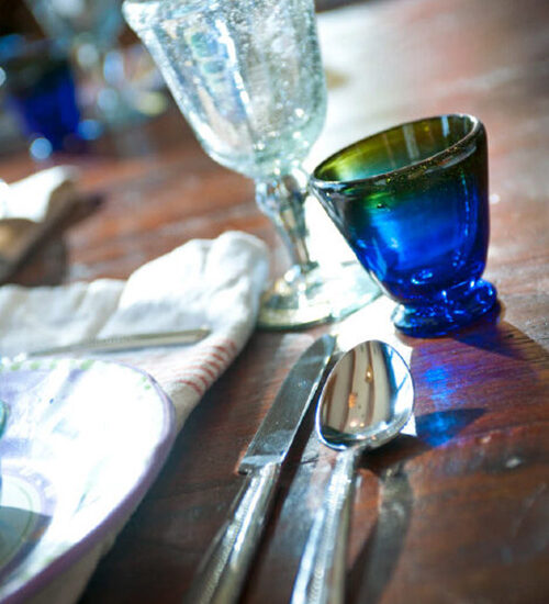 place-setting-blue-glass-500